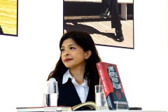 Patricia Evangelista ist eine investigative philippinische Journalistin. Sie berichtet in ihrem Buch „Some People Need Killing“ vom „Krieg gegen die Drogen“ des ehemaligen philippinischen Präsidenten Rodrigo Duterte, bei dem Tausende-Menschen, ohne ein rechtsstaatliches Gerichtsverfahren ermordet wurden. Duterte wurde 2025 an den Internationalen Strafgerichtshof in Den Haag ausgeliefert, wegen Verbrechen gegen die Menschlichkeit, Zitat von Rodrigo Duterte aus dem Jahr 2016: "Hitler hat drei Millionen Juden massakriert. Jetzt gibt es hier drei Millionen Drogenabhängige… Ich würde sie gerne alle abschlachten" (www.spiegel.de/politik/ausland/rodrigo-duterte-vergleicht-anti-drogen-kampf-mit-hitlers-judenvernichtung-a-1114698.html)IMG_8802