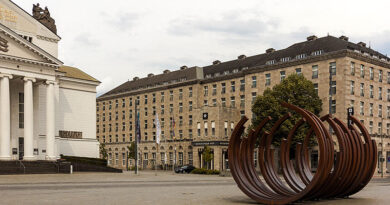 Skulptur 5 ARCS X 5 von Bernar Venet, vor dem Stadttheater Duisburg. Foto: Udo Weier