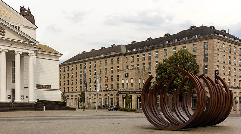 Skulptur 5 ARCS X 5 von Bernar Venet, vor dem Stadttheater Duisburg. Foto: Udo Weier