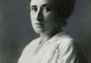 Wikipedia: Rosa Luxemburg zwischen 1895 und 1905. Der Fotograf ist unbekannt.