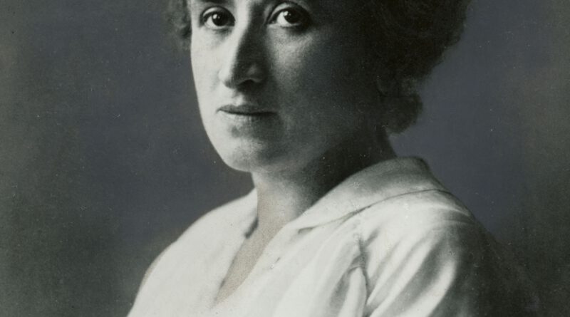Wikipedia: Rosa Luxemburg zwischen 1895 und 1905. Der Fotograf ist unbekannt.