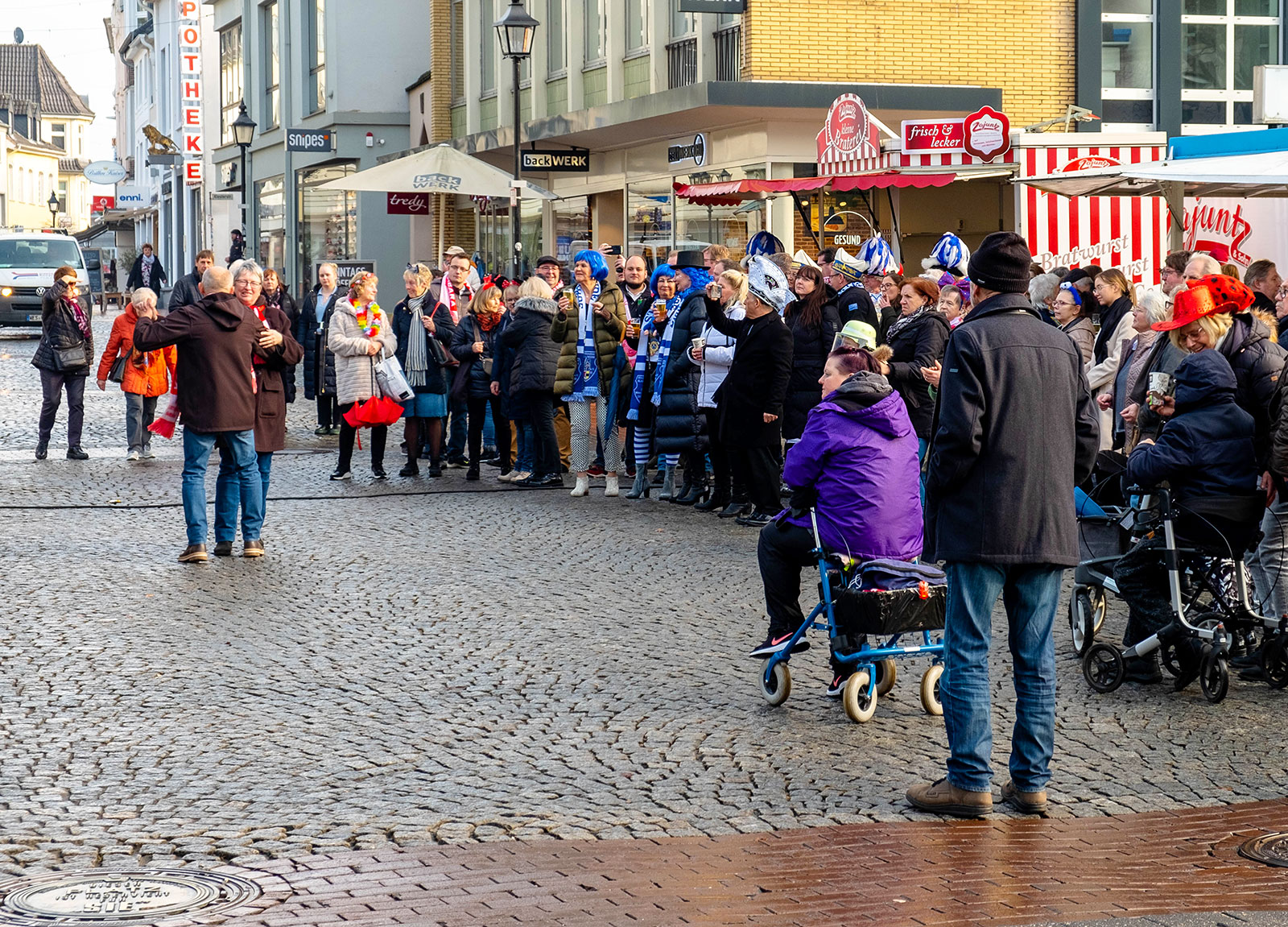 Draußen Feiern Die Leute Zusammenfassung www.kulturbroad.com