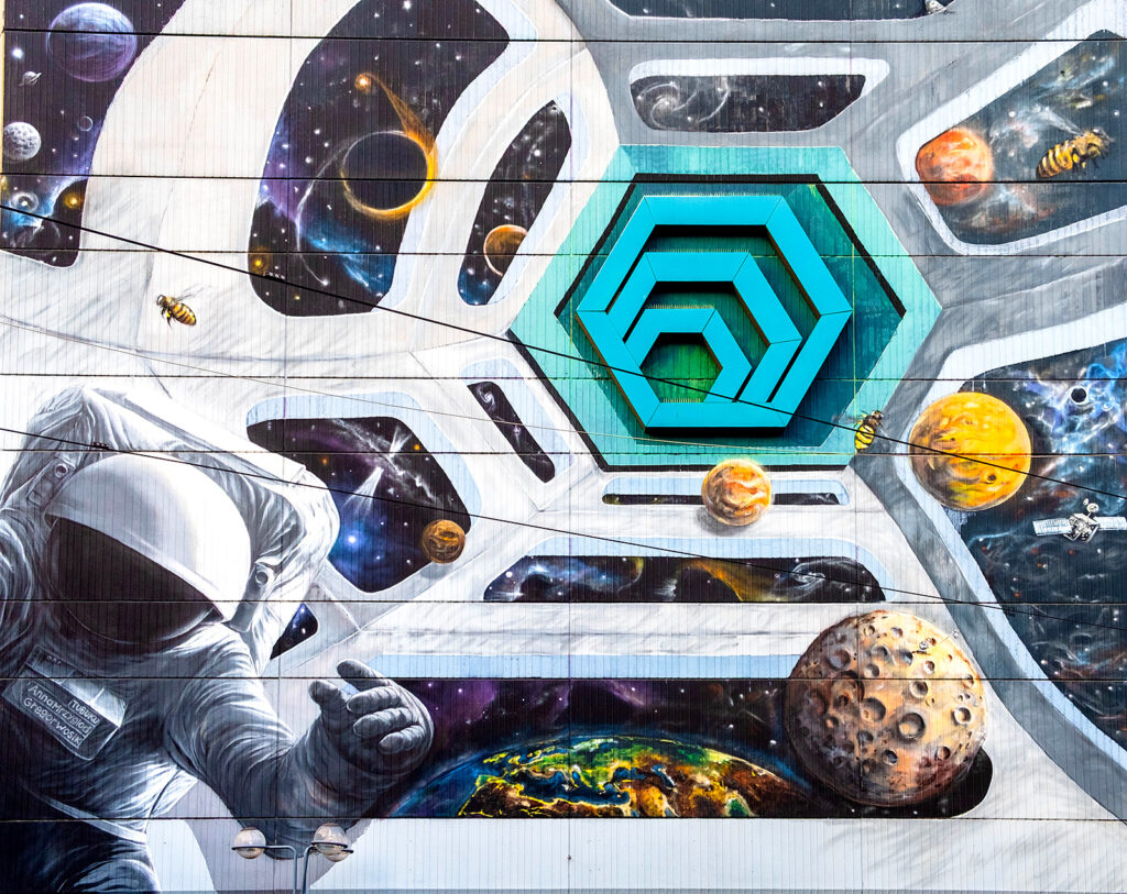 Graffiti-Kunst am Seidenweberhaus in Krefeld. https://graffitiartist.de/fassadenkunst-krefeld/. Foto: Udo Weier