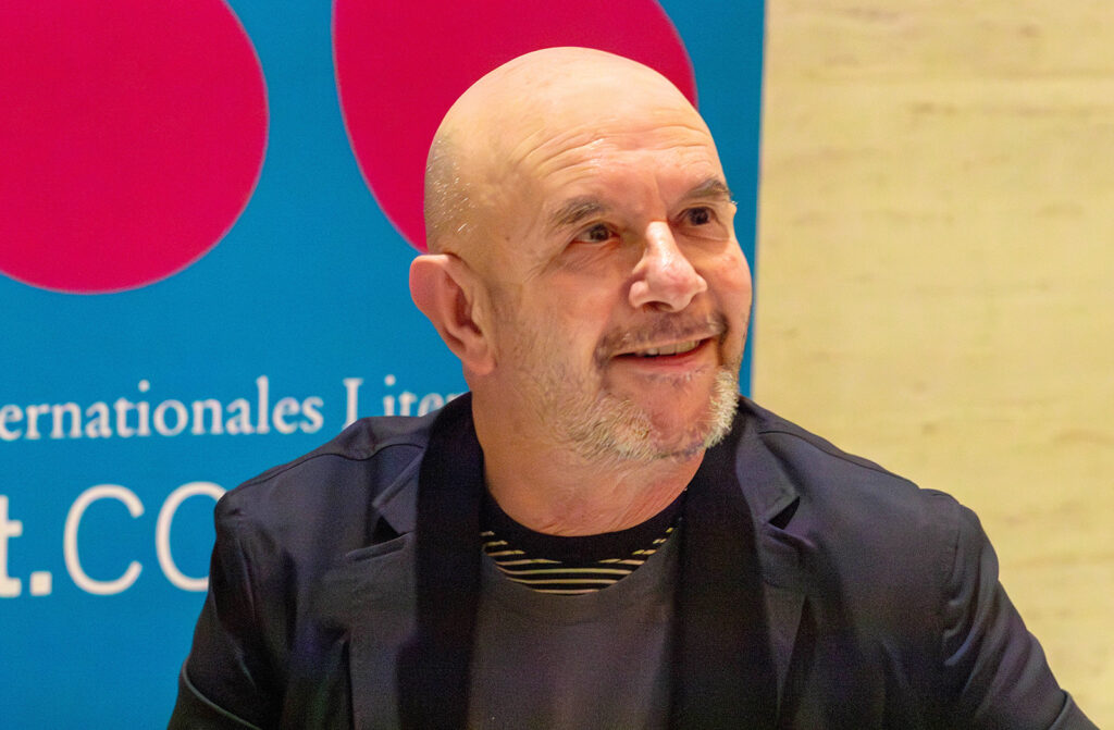 Nick Hornby. Lit Cologne 2025. Lesung aus Fußballfieber. Moderation Christoph Biermann. Foto: Udo Weier.
