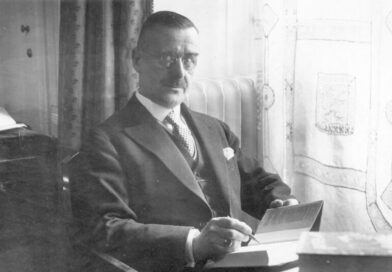 Thomas Mann im Hotel Adlon in Berlin (1929) vor der Weiterreise nach Stockholm zur Entgegennahme des Nobelpreises. Bundesarchiv, Bild 183-H28795 / CC-BY-SA 3.0