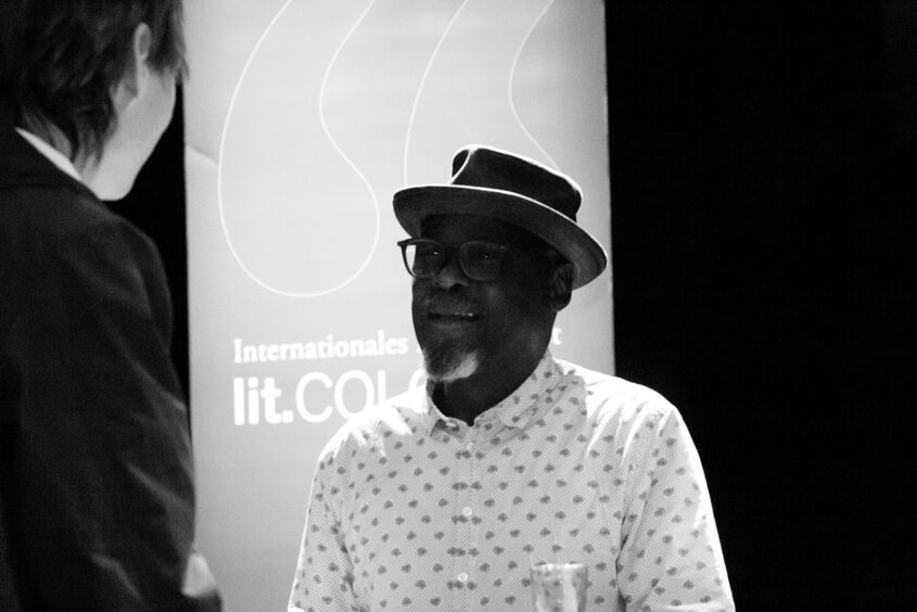 Abdelaziz Baraka Sakin am 27. März 2025 im Stadtgarten in Köln. Lesung aus „Der Rabe, der mich liebte“. Der Literarische Salon im Stadtgarten in Köln während der lit.Cologne 2025. Moderation Navid Kermani und Guy Helminger