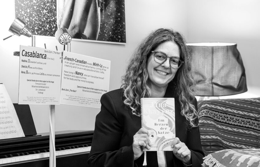 Im Café Artists in Düsseldorf. Lesung aus „Im Herzen der Katze“.